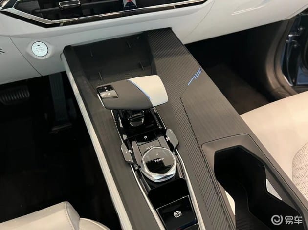 Changan Oshan Z6 — новый китайский внедорожник с приборной панелью с тремя экранами