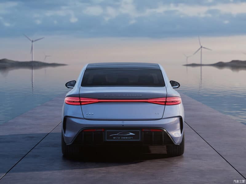 Интерьер седана BYD Seal EV с гигантским плавающим экраном