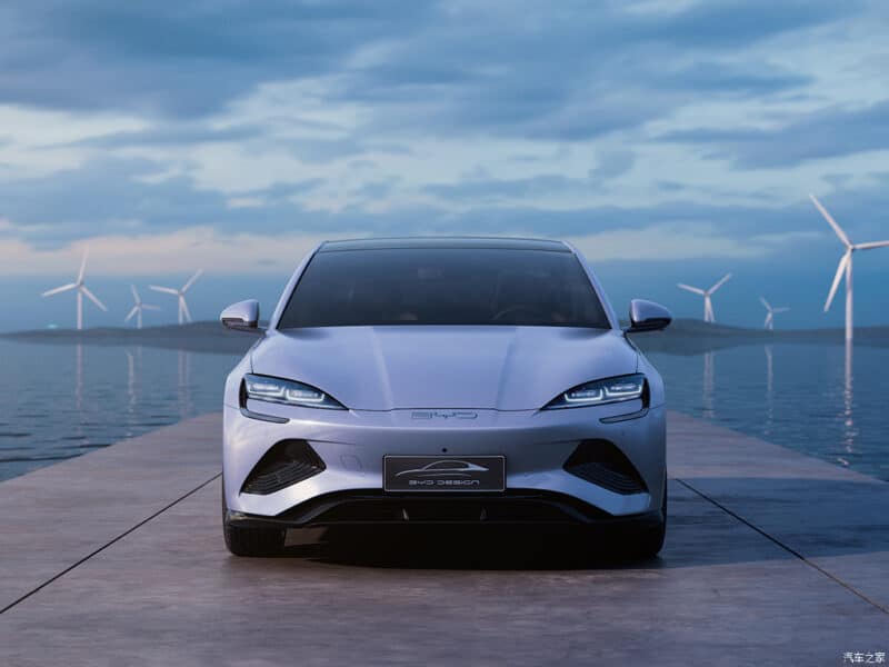 Интерьер седана BYD Seal EV с гигантским плавающим экраном