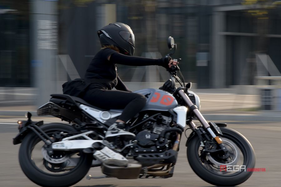 SENKE Cafe Racer Alien Creatures SK400-KG Динамический обзор SENKE Cafe Racer Alien Creatures SK400-KG Динамический обзор SENKE Cafe Racer Alien Creatures SK400 KG Динамический обзор мото новости MEGA CHINAMOTOR 12