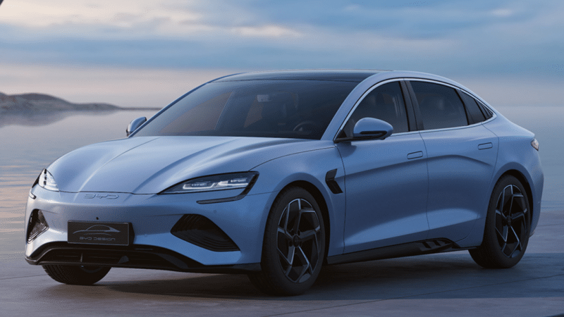 Интерьер седана BYD Seal EV с гигантским плавающим экраном