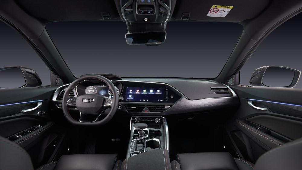 обновленный интерьер Geely Tugella