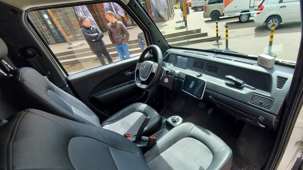 салон электромобиля WOLV