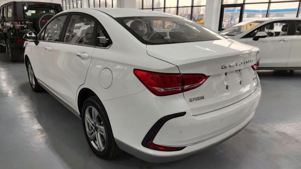 электрический седан BAIC EU5 в автосалоне в Казахстане