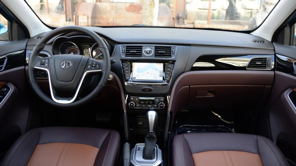 салон кроссовер BAIC X55