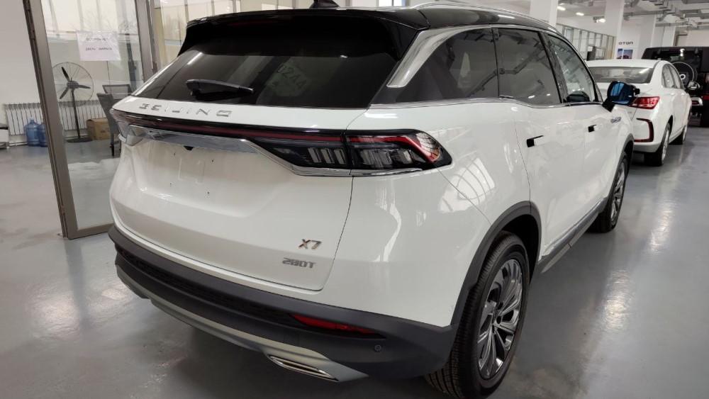 кроссовер BAIC X7 в автосалоне в Казахстане