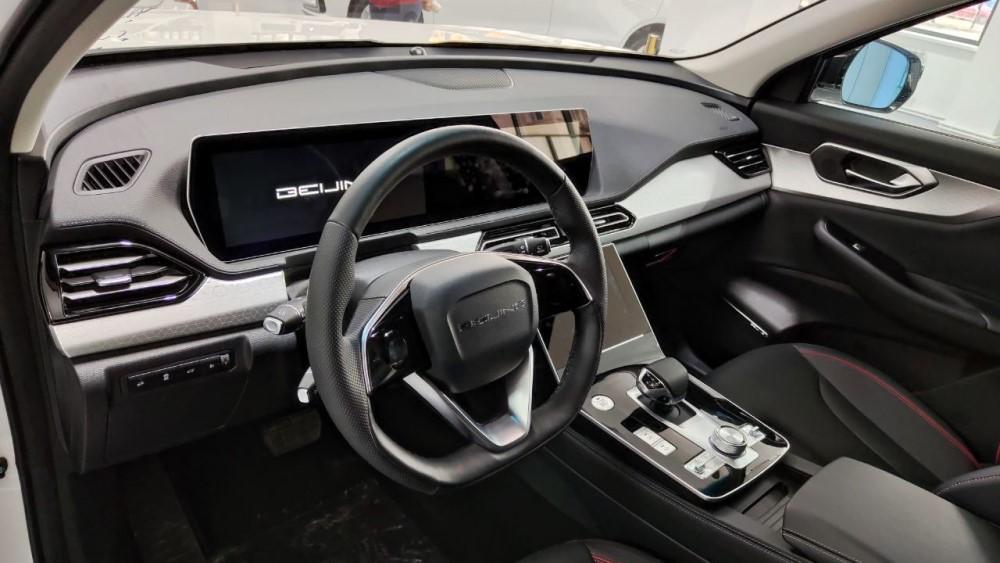 кроссовер BAIC X7 в автосалоне в Казахстане