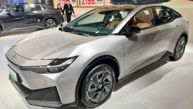 Электрический седан Toyota bZ3 на автосалоне в Тяньцзине 2022 года в Китае