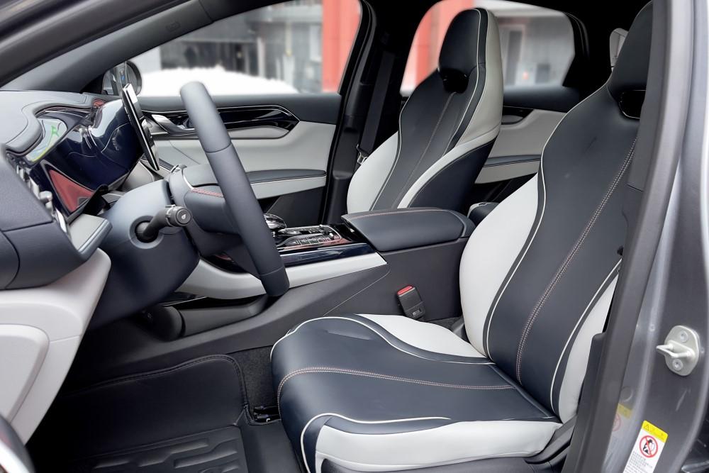 купить седан BYD Qin Plus DM-i в Москве салон первый ряд