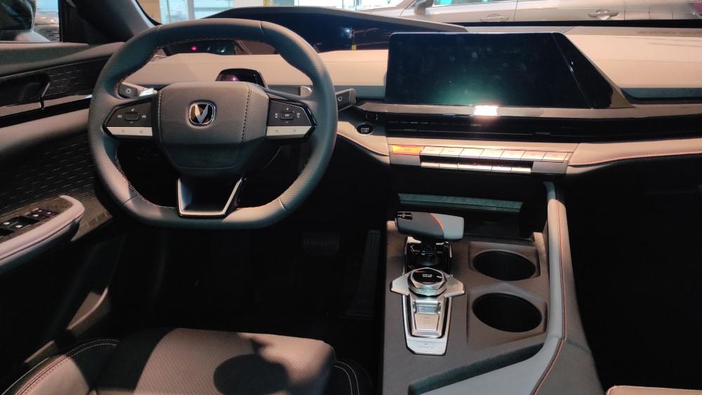 Салон лифтбека Changan Uni-V