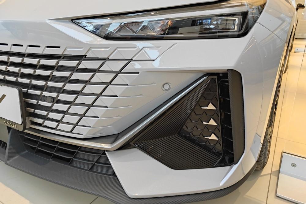 Передняя решетка лифтбека Changan Uni-V