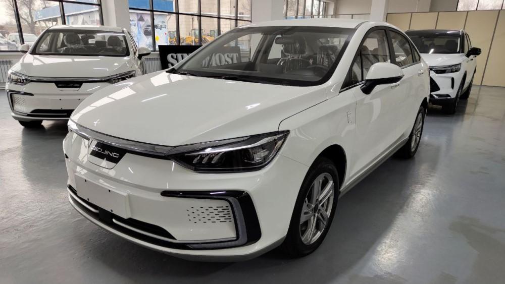 электрический седан BAIC EU5 в автосалоне в Казахстане