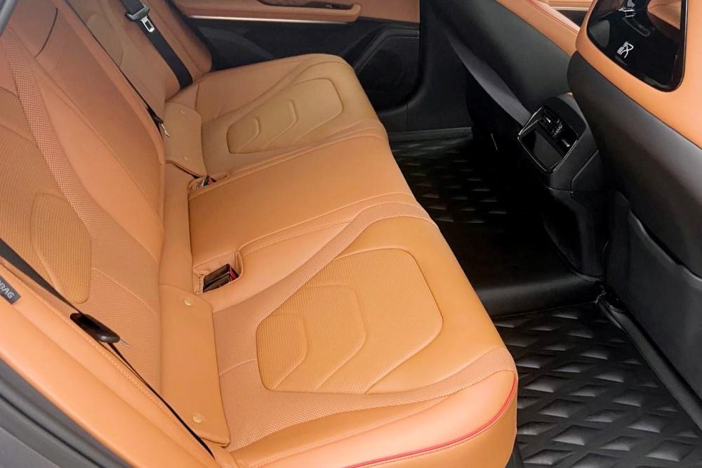 седан BYD Han DM-i салон салон второй ряд