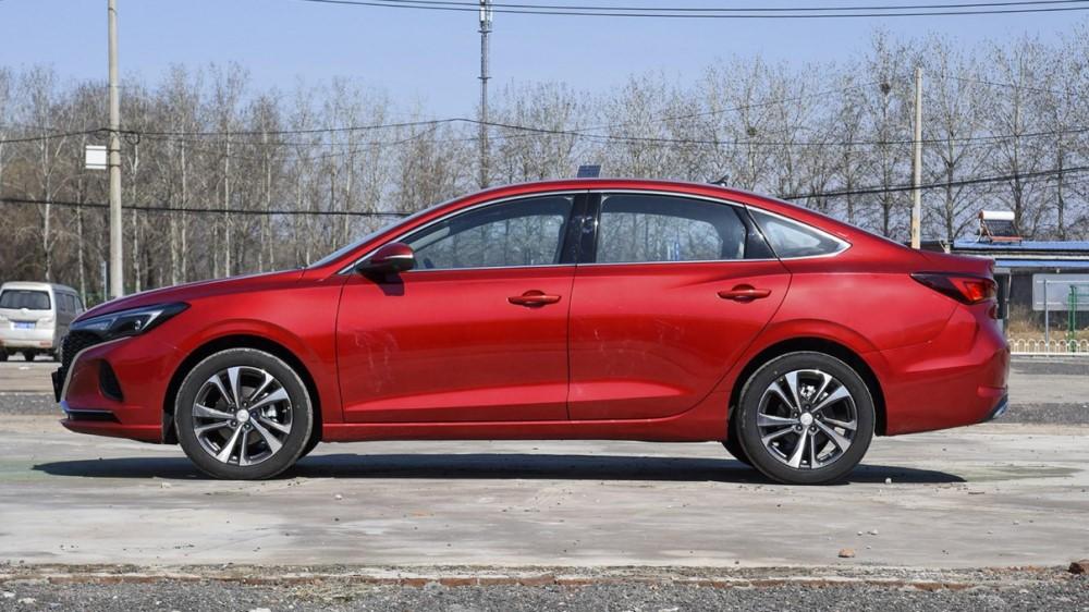 седан Changan Eado вид сбоку