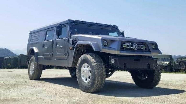 Внедорожник Dongfeng Warrior M51 сбоку спереди