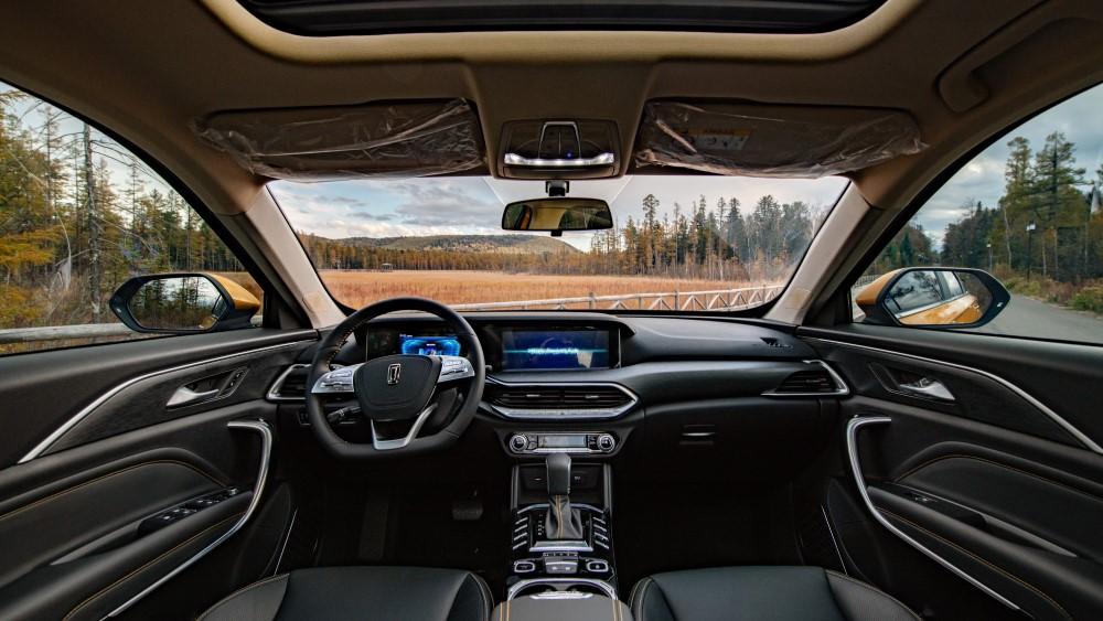 салон кроссовера FAW T77