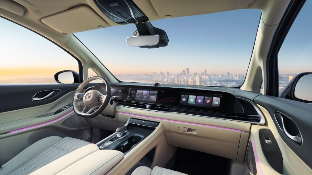 интерьер салон минивэна Voyah Dream первый ряд сидений три экрана в России