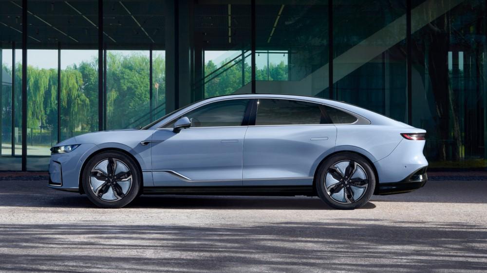 Седан Voyah Zhuiguang, вид сбоку