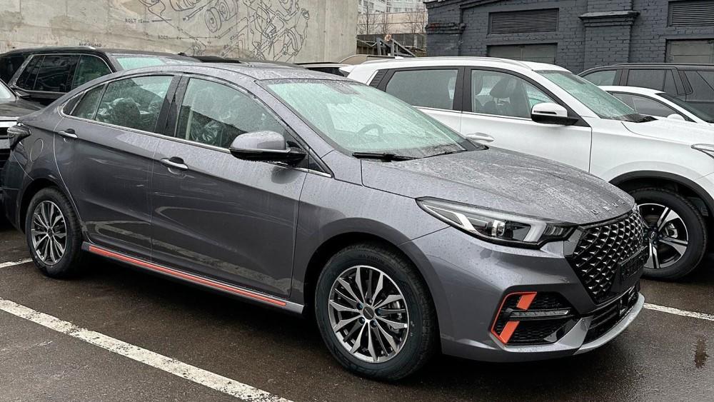 Седан Omoda S5 в России передняя часть