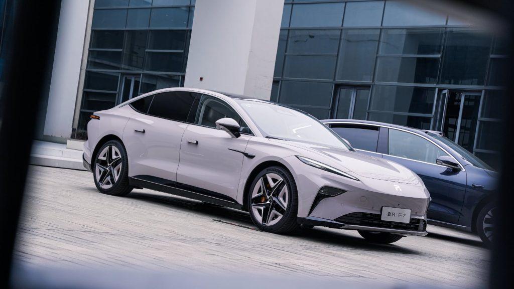 Rising Auto F7 от SAIC запущен в Китае со сменными батареями. От 30 500 долларов США