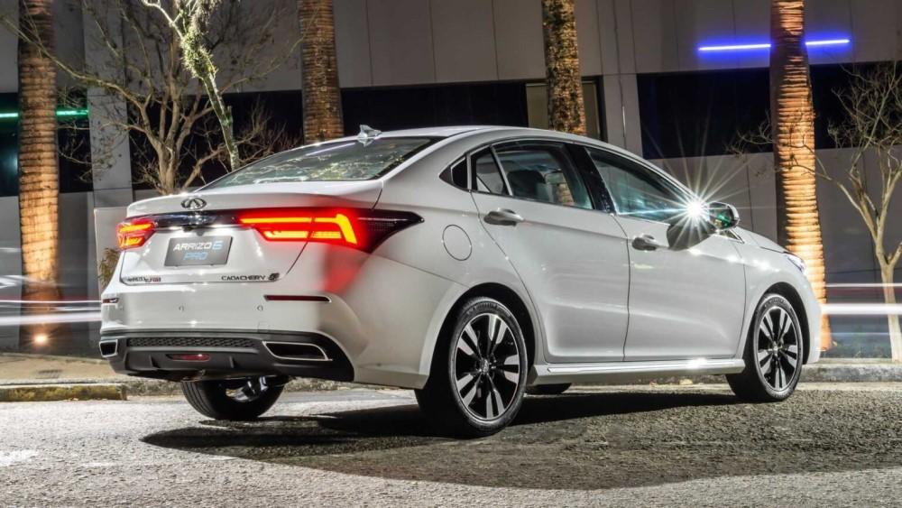 седан Omoda S5 задней стороной