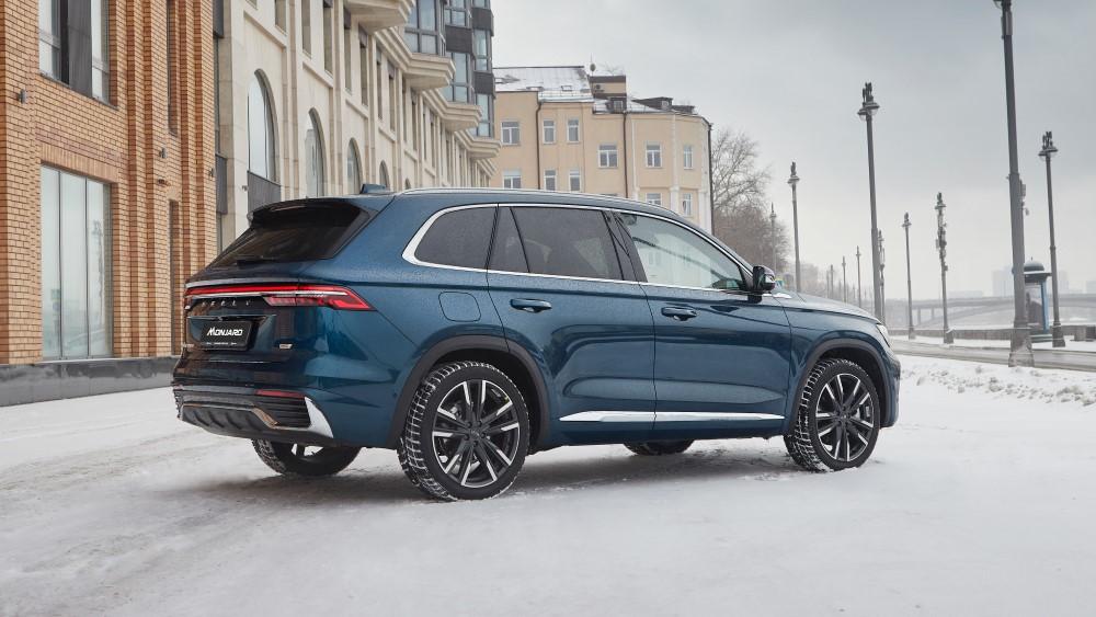 Цены комплектаций Geely Monjaro сбоку сзади