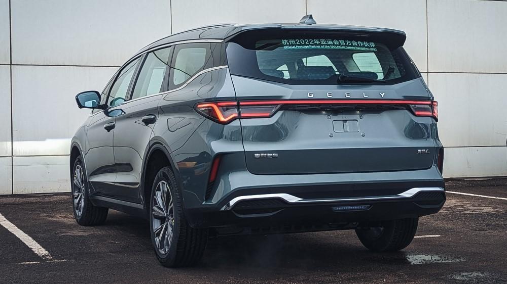 минивэн Geely Jiaji L в России задняя сторона