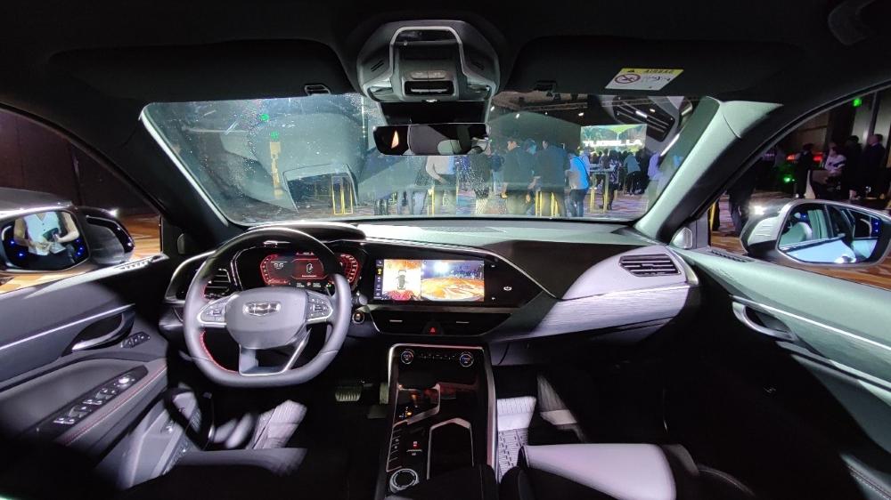 Geely Tugella в интерьере салона Казахстана