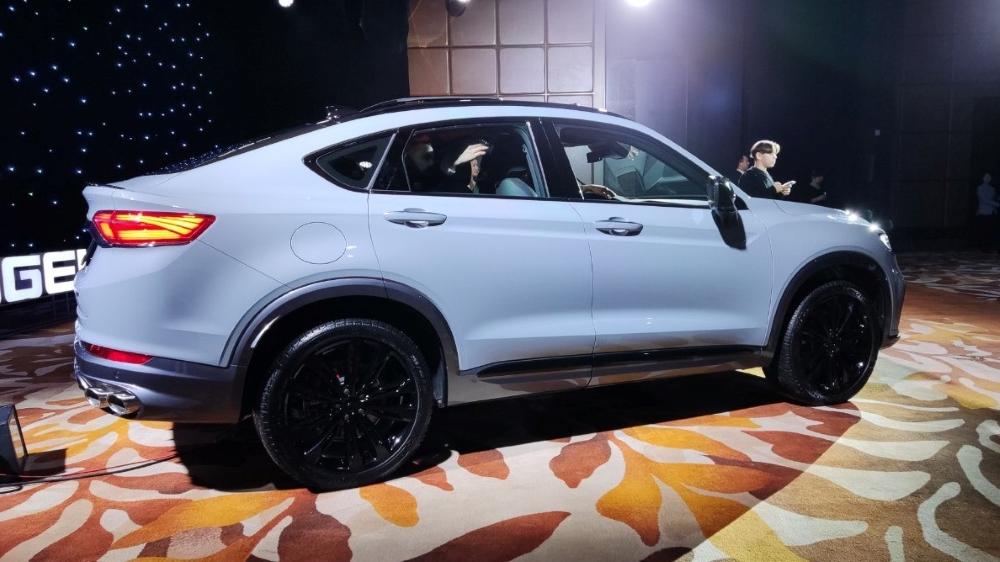 Презентация Geely Tugella в Казахстане сбоку сзади