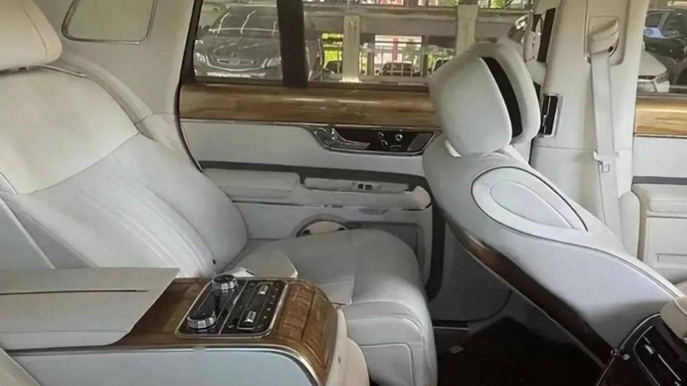 Интерьер лимузина Hongqi N701, салон второго ряда
