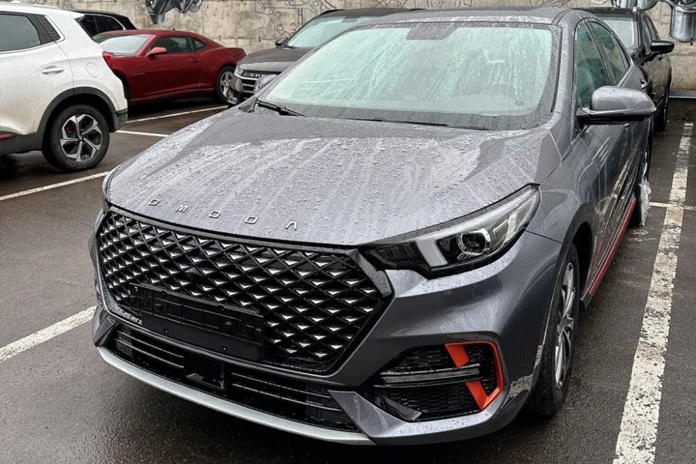 Седан Omoda S5 в России передняя часть