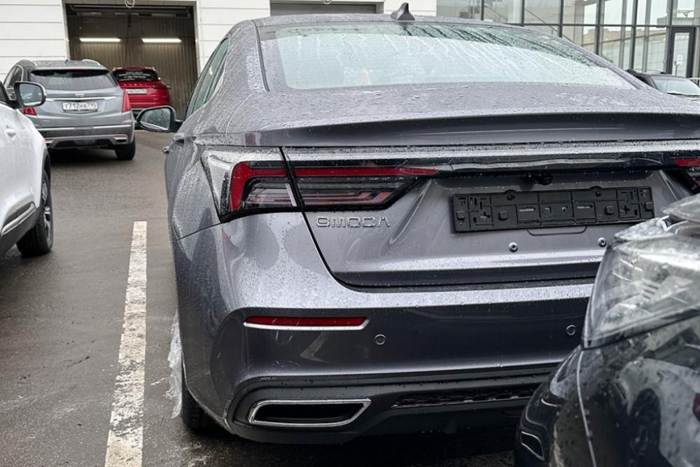Седан Omoda S5 в России сзади