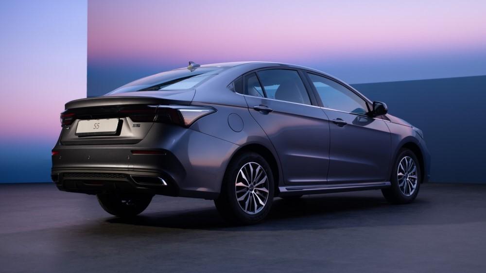 Omoda S5 в России сбоку сзади