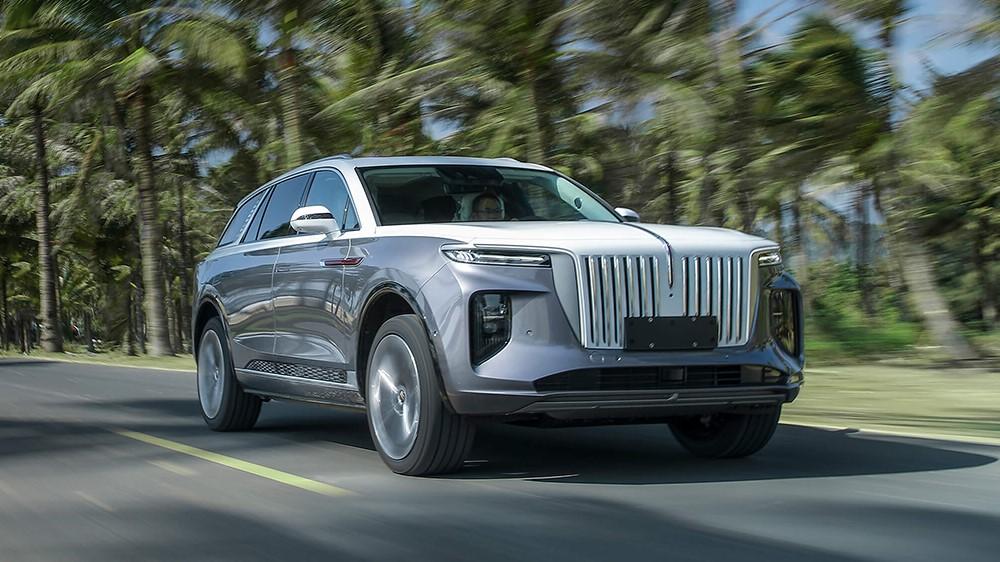 Большой электрический кроссовер Hongqi E-HS9 сбоку спереди