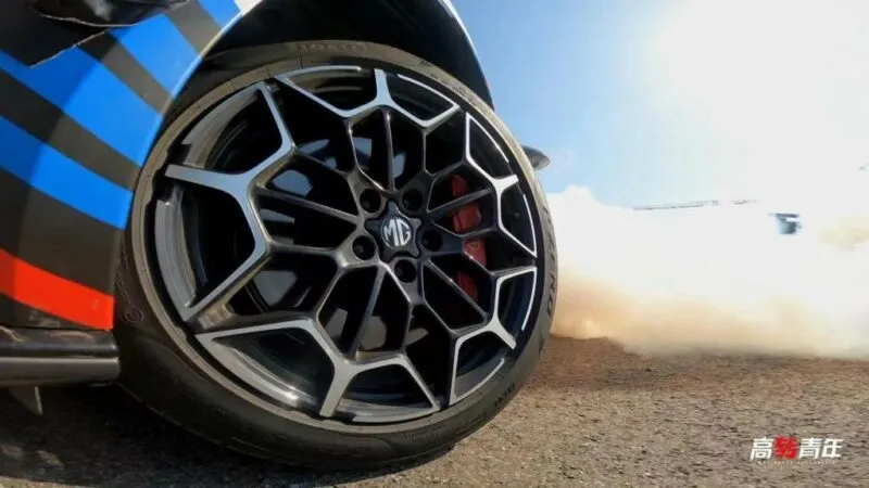 Эксклюзивный тест-драйв MG Cyberster: все, что вам нужно знать