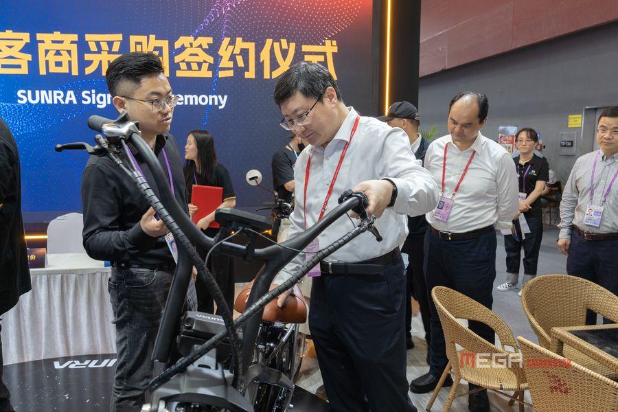 Церемония подписания SUNRA добилась полного успеха на стенде 133-й Кантонской ярмарки Церемония подписания SUNRA добилась полного успеха на стенде 133-й Кантонской ярмарки Церемония подписания SUNRA Новости электрических мотоциклов MGEA CHINAMOTOR 02