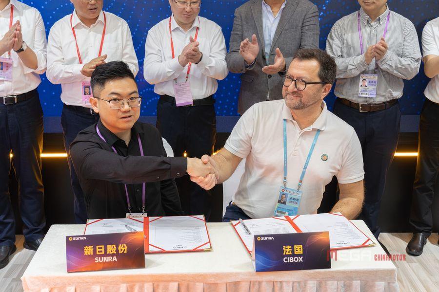 Церемония подписания SUNRA добилась полного успеха на стенде 133-й Кантонской ярмарки Церемония подписания SUNRA добилась полного успеха на стенде 133-й Кантонской ярмарки Церемония подписания SUNRA Новости электрических мотоциклов MGEA CHINAMOTOR 03