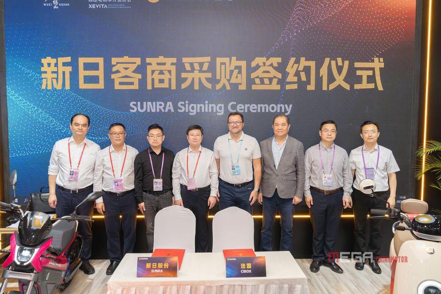 Церемония подписания SUNRA добилась полного успеха на стенде 133-й Кантонской ярмарки Церемония подписания SUNRA добилась полного успеха на стенде 133-й Кантонской ярмарки Церемония подписания SUNRA Новости электрических мотоциклов MGEA CHINAMOTOR 04