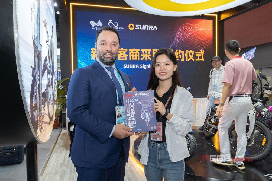 Церемония подписания SUNRA добилась полного успеха на стенде 133-й Кантонской ярмарки Церемония подписания SUNRA добилась полного успеха на стенде 133-й Кантонской ярмарки Церемония подписания SUNRA Новости электрических мотоциклов MGEA CHINAMOTOR 08
