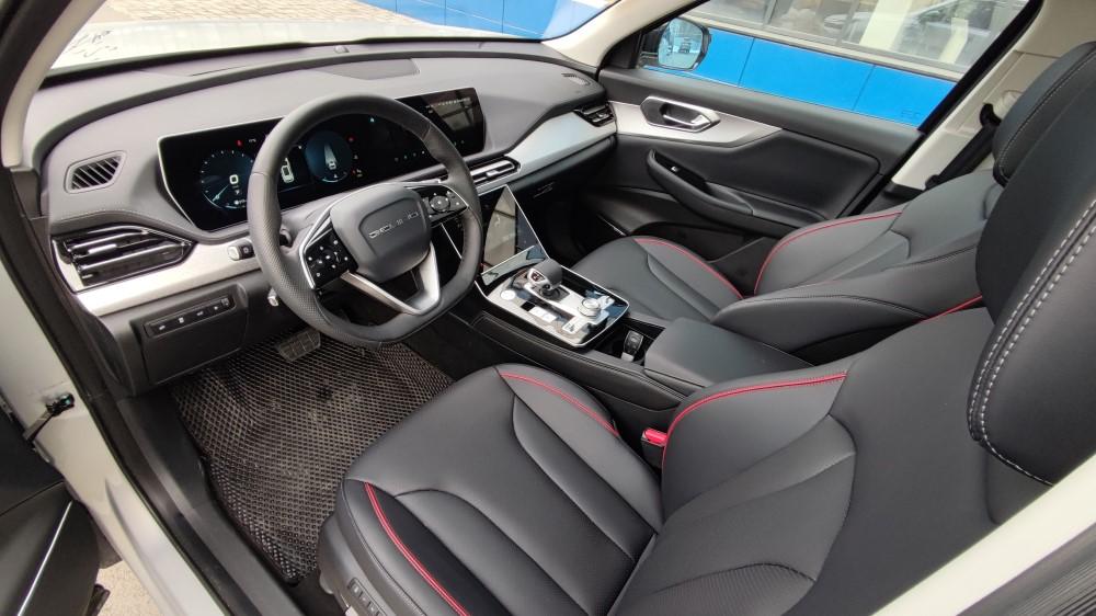 Интерьер салона BAIC X7 первого ряда сидений
