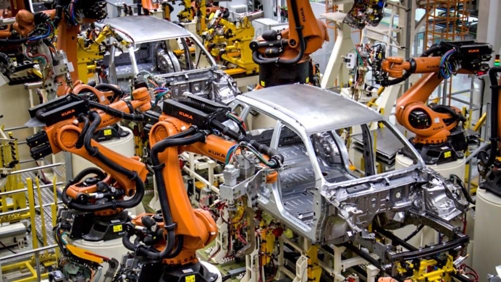 Geely приостановила работу в России