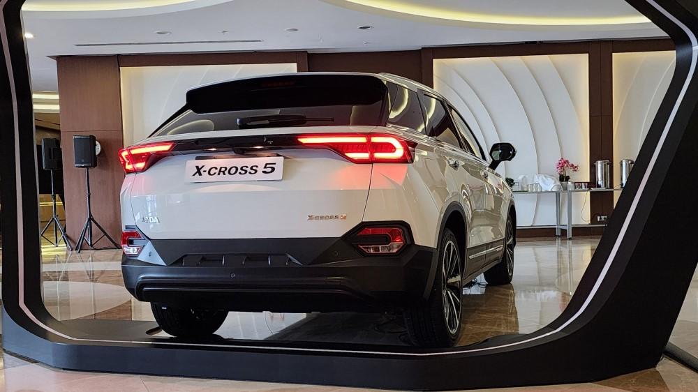 Лада Х-Кросс 5 сбоку сзади