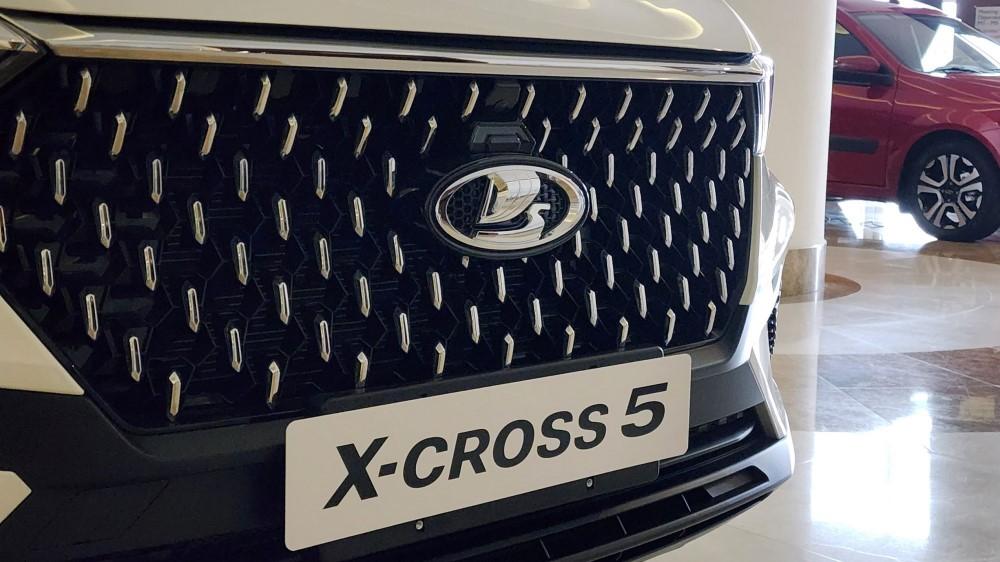 решетка радиатора логотип Lada X-Cross 5