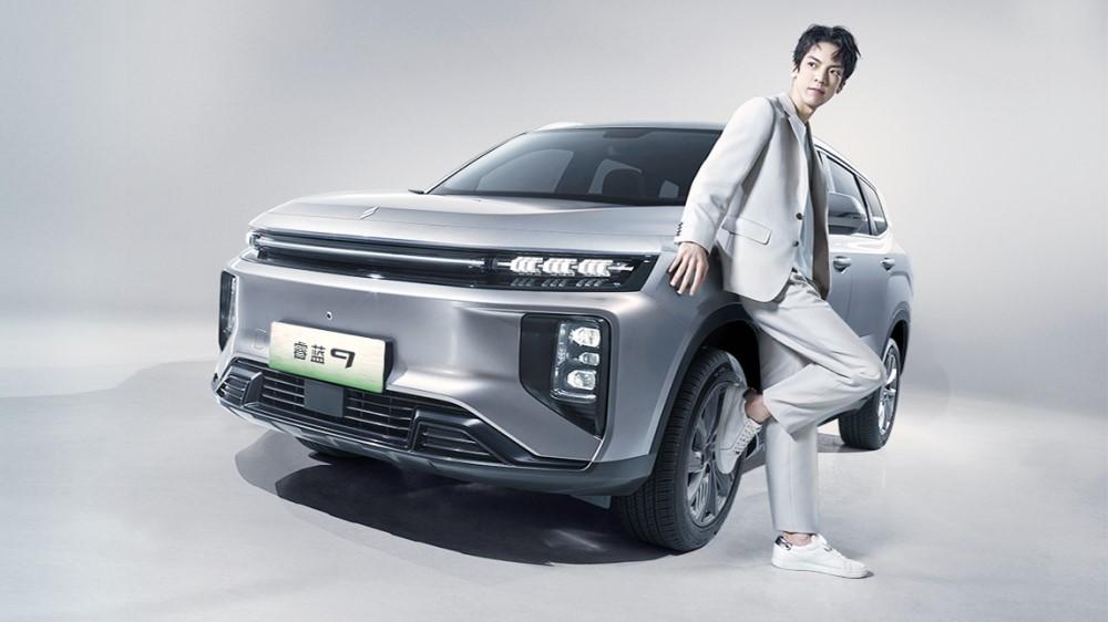 Электрический кроссовер Livan RL9 сбоку спереди