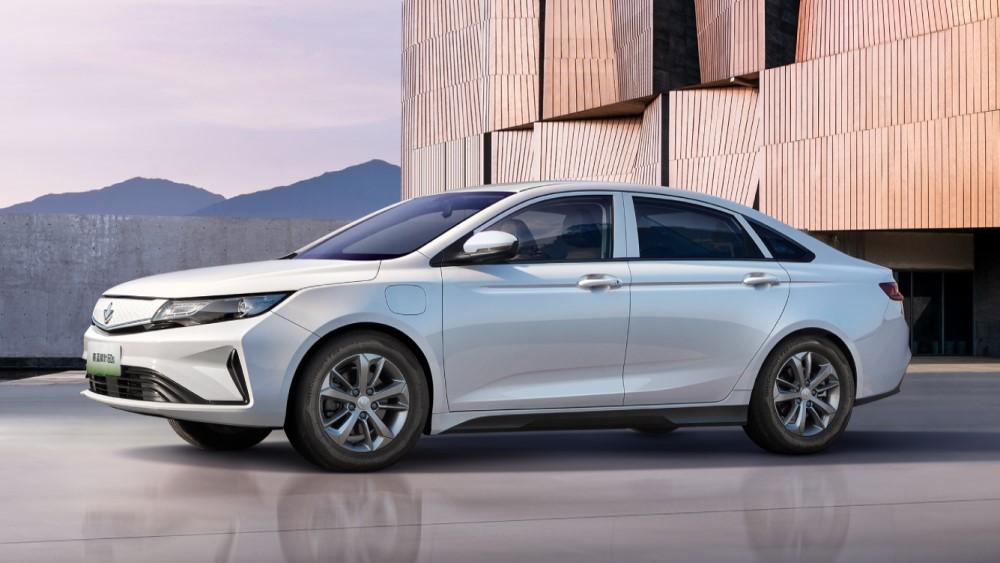 Электрический седан Maple S60, вид сбоку