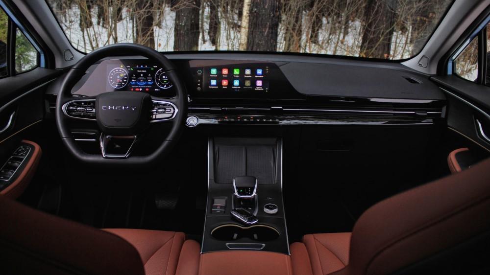 Интерьер салона Omoda C5 вечером