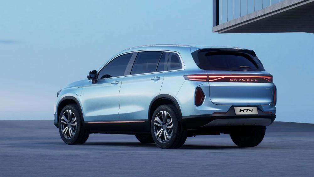 Гибридный кроссовер Skywell HT-i сбоку сзади