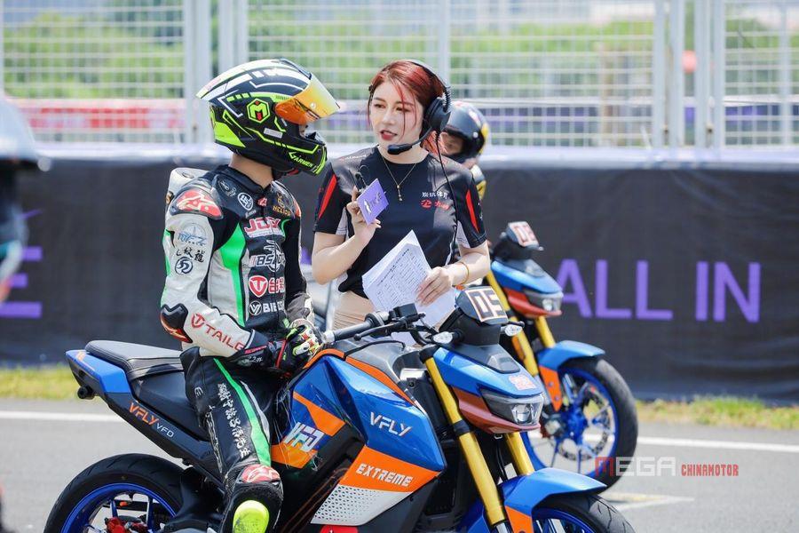 Соревнования электрических мотоциклов TANKENG: VFLY VFD доминирует на трассе в своем пламенном дебюте! Соревнования электрических мотоциклов TANKENG: VFLY VFD доминирует на трассе в своем пламенном дебюте! VFLY VFD доминирует на трассе на своем зажигательном дебюте китайского электрического мотоцикла Новости