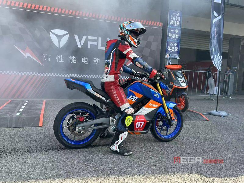 Соревнования электрических мотоциклов TANKENG: VFLY VFD доминирует на трассе в своем пламенном дебюте! Соревнования электрических мотоциклов TANKENG: VFLY VFD доминирует на трассе в своем пламенном дебюте! VFLY VFD доминирует на трассе на своем зажигательном дебюте китайского электрического мотоцикла Новости