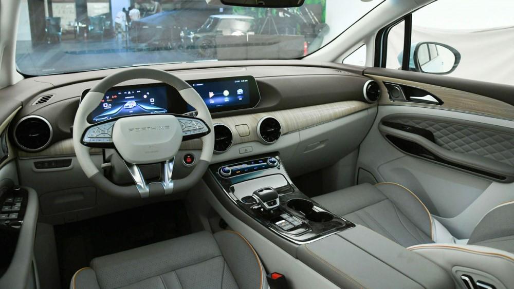 Интерьер салона минивэна Dongfeng Forthing Yacht